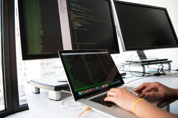 江蘇四達(dá)重工申請叉車貨叉組件，使叉車可在狹窄空間便捷運輸貨物:叉車