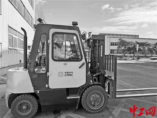 絕技絕活|開(kāi)著叉車“穿針引線”:叉車