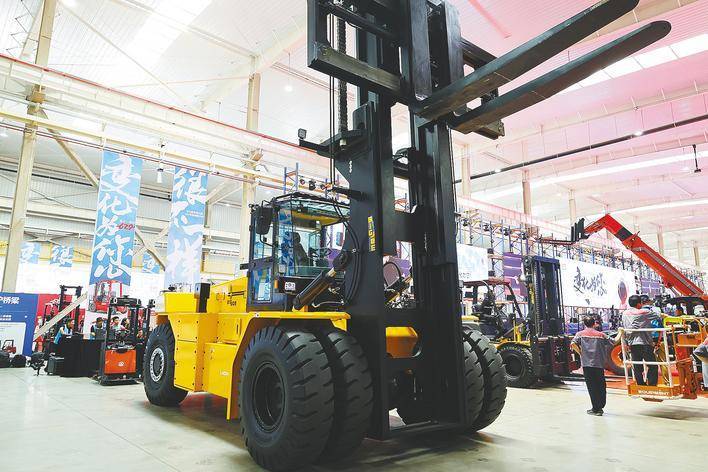 載重大能耗低 鋰電叉車俏銷:叉車